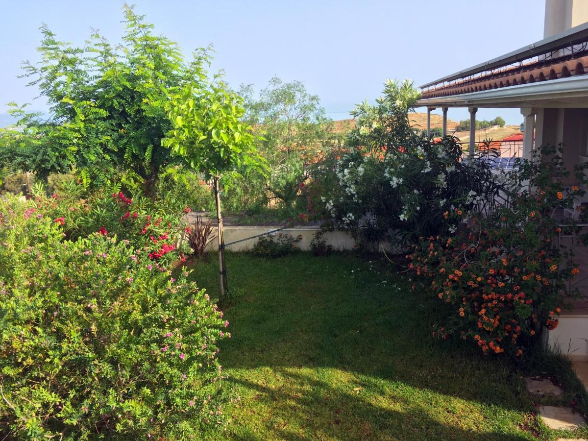 Corinthian Sun - Vacation Home Bagian luar foto